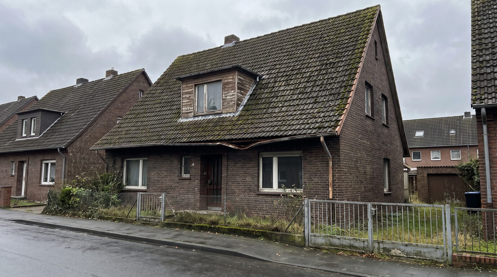 Reihenhausdach mit Gaube vor der Sanierung