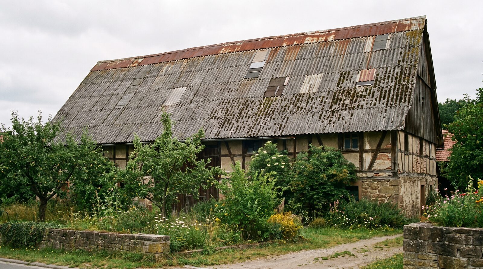 Haus mit altem Welldach